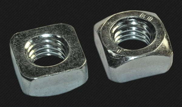 Фото квадратных гаек М6 с маркировкой