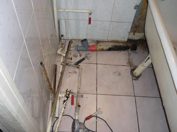 как поменять канализационную трубу своими руками