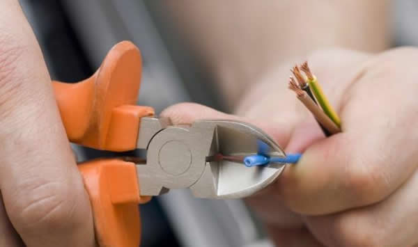 процесс работы бокорезами