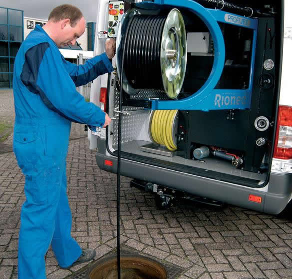 машина для прочистки канализационных труб