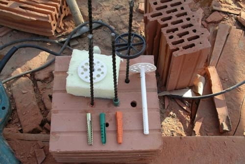 Фото крепления дюбеля в кирпич