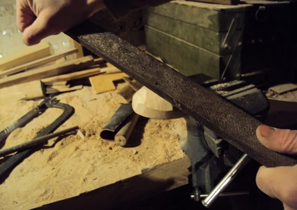 процесс работы рашпилем