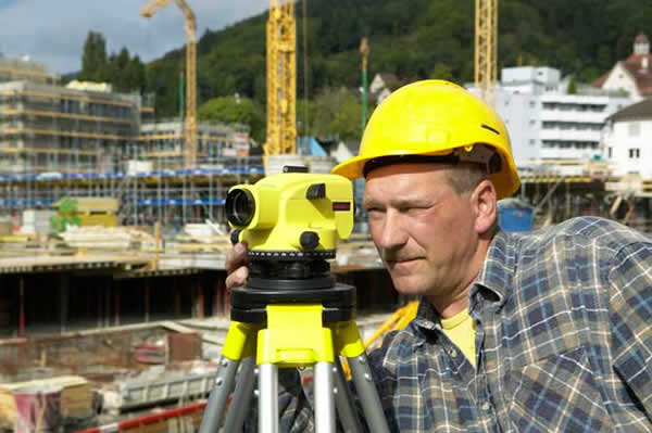 Фото работы с оптическим нивелиром