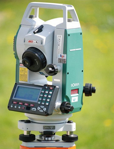 Fotografie totální stanice s laserovou olovnicí