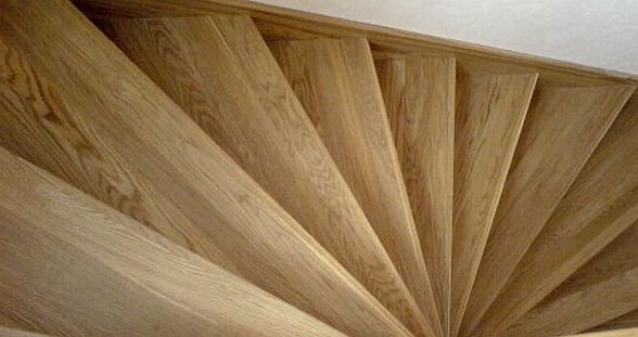 изогнутая поворотная лестница с забежными ступенями