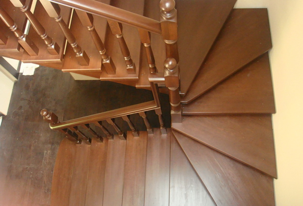 поворотная деревянная лестница с забежными ступенями