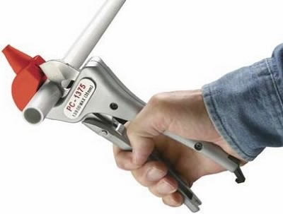 резка водопроводной ПВХ трубы