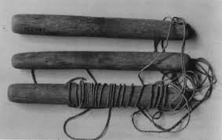 Фото старинного приспособления из колышков и веревки для измерения земельных участков