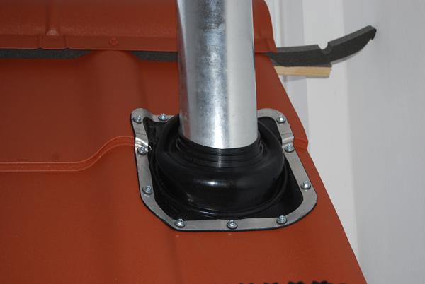 Установка воздуховода с выходом через крышу с использованием силиконовой манжеты