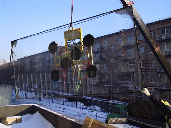 Фото переноса стекла вакуумными присосками