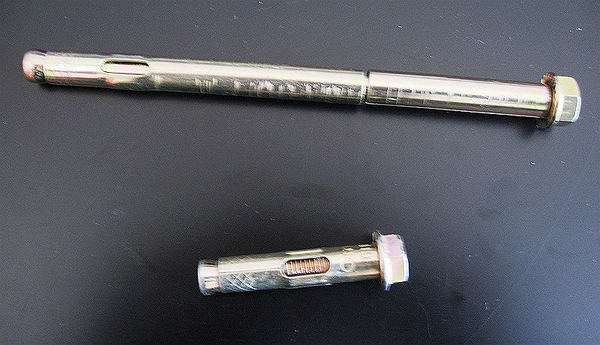 большой и малый анкер-болты с гайками