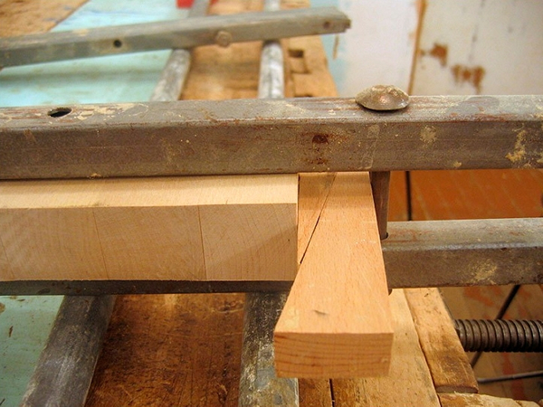 самодельная струбцина для склейки мебельного щита