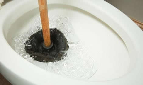 течет канализационная труба