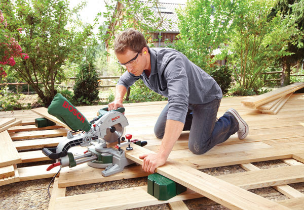 Фото торцовочной пилы с ограничителем глубины реза