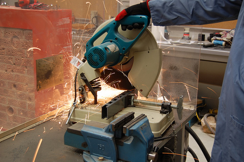 Фото работы с торцовочной пилой