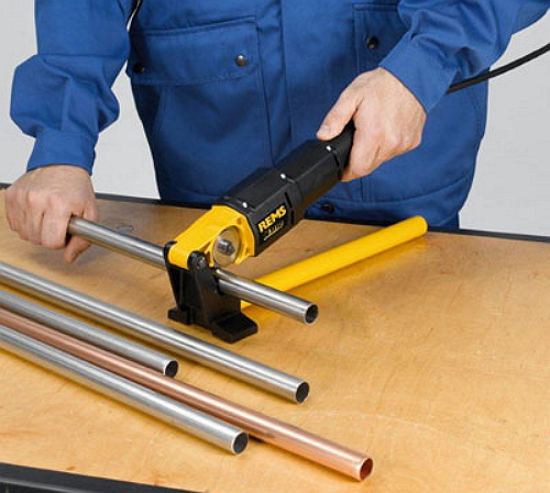 резка стальных труб ручным труборезом