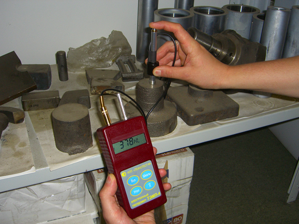 работа портативным динамическим твердомером