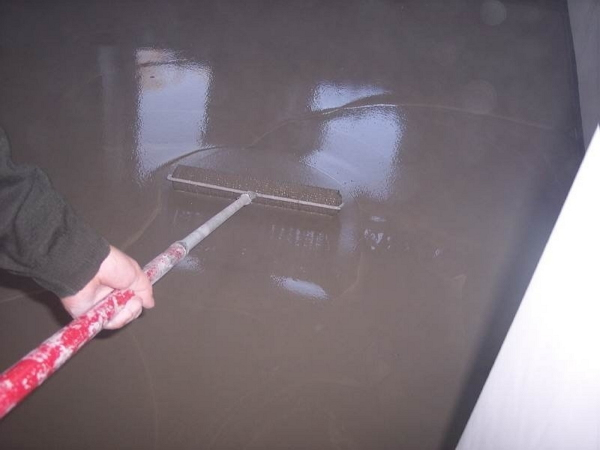 игольчатый валик для выравнивания наливного пола