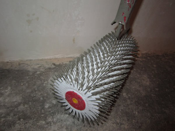 игольчатый валик с острыми иглами