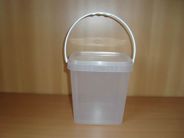Фото квадратного пластикового ведра с крышкой