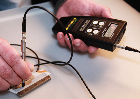 Фото работы вихретоковым дефектоскопом